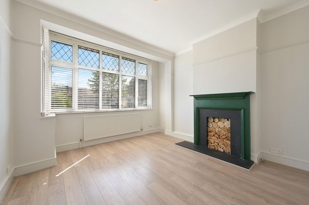 Property photo 2 of 16 Bridgewood Road