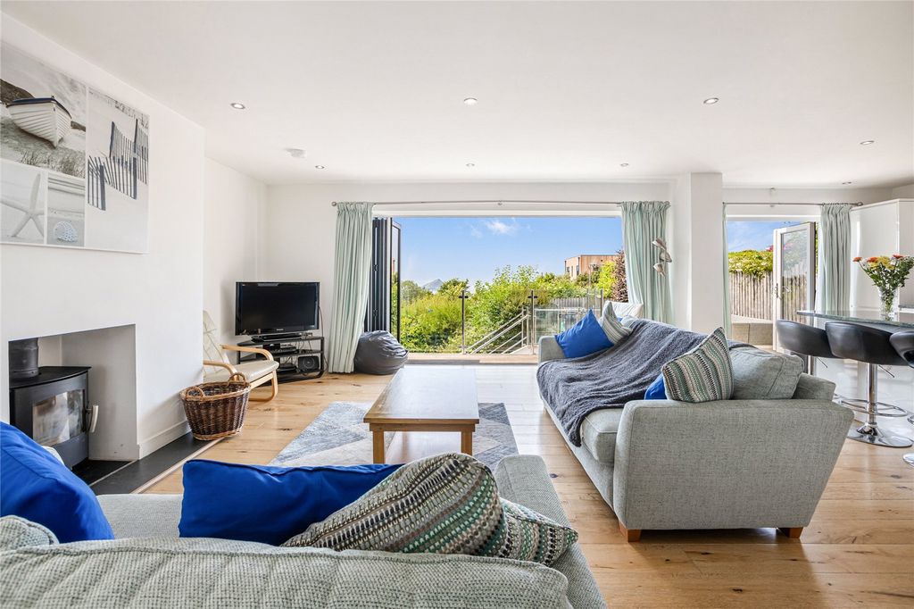 Property photo 3 of 19 Sitting Room Area