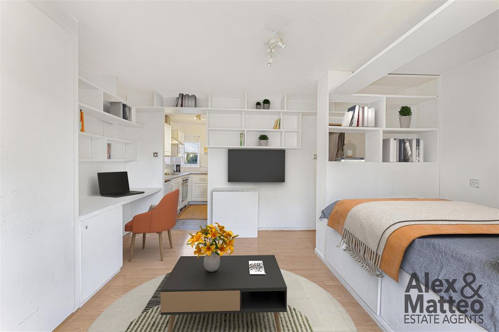 Property photo 2 of 10 Oxley Close