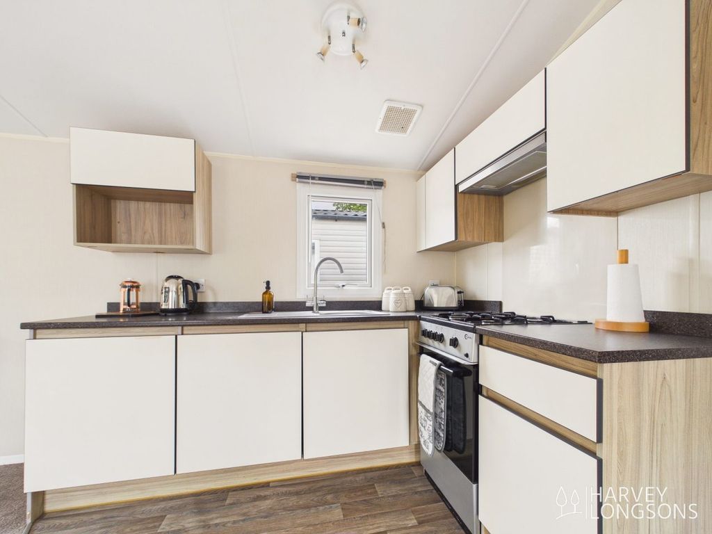 Property photo 3 of 14 2016 Willerby Etchingham Malvern View Fitted Kitchen