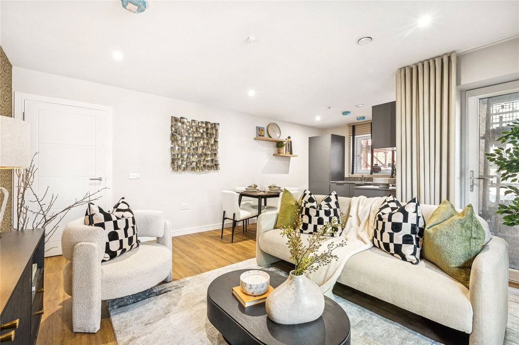 Property photo 2 of 8 Living/Kitchen