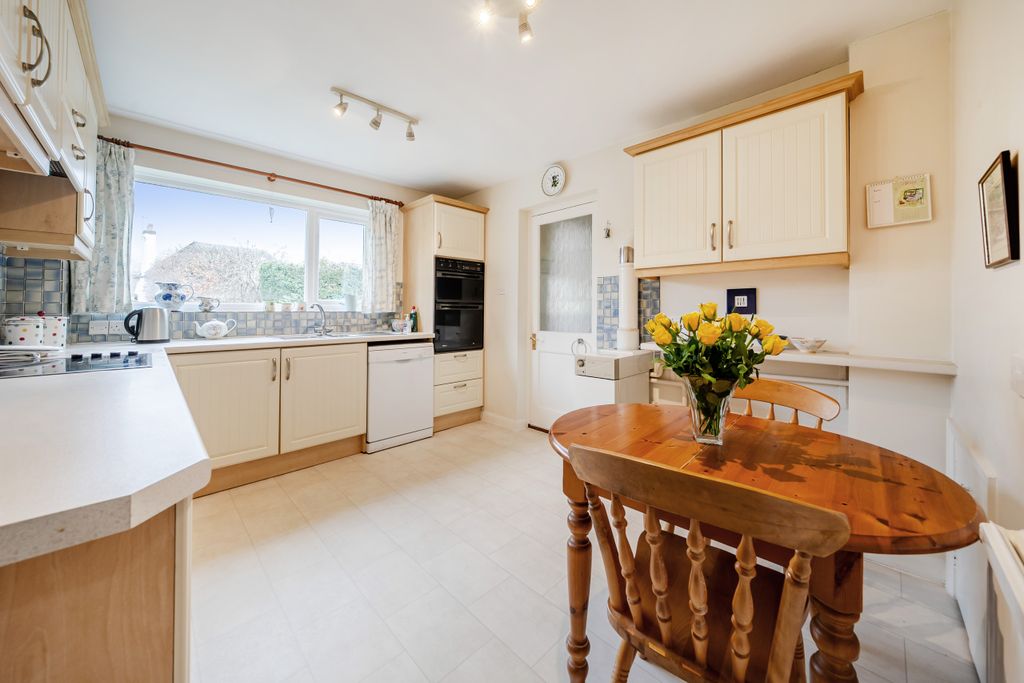 Property photo 3 of 24 Kitchen / Breakfast Room