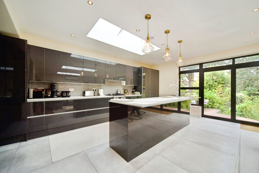 Property photo 3 of 17 Photo