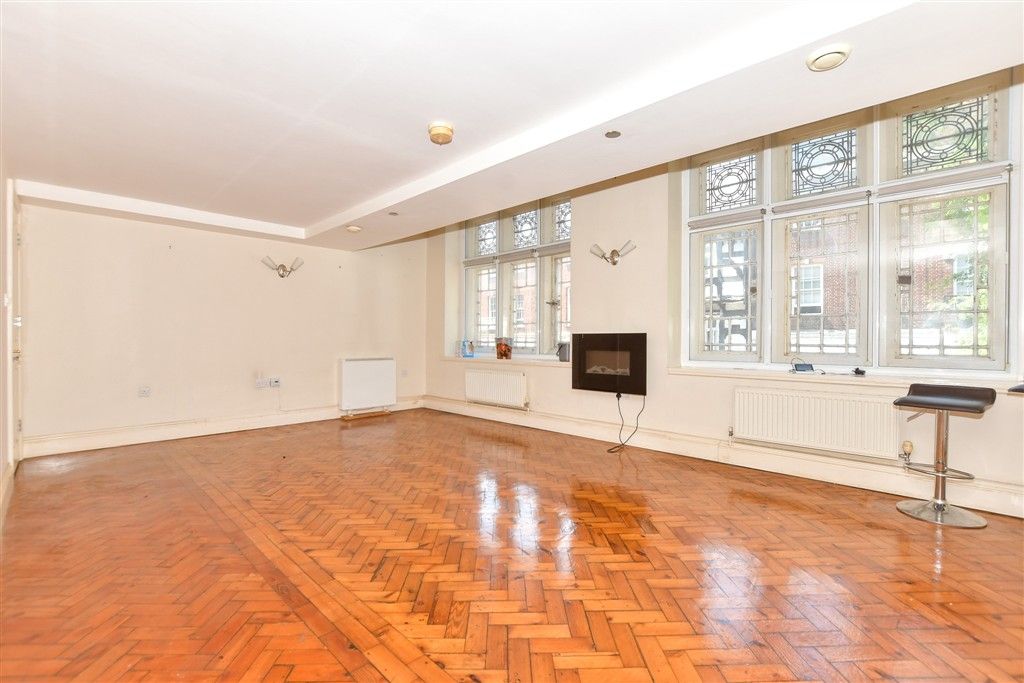 Property photo 1 of 14 Lounge
