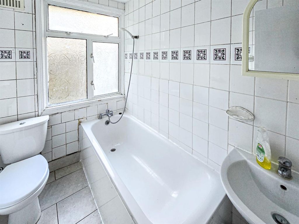 Property photo 2 of 8 1000009520.Jpg