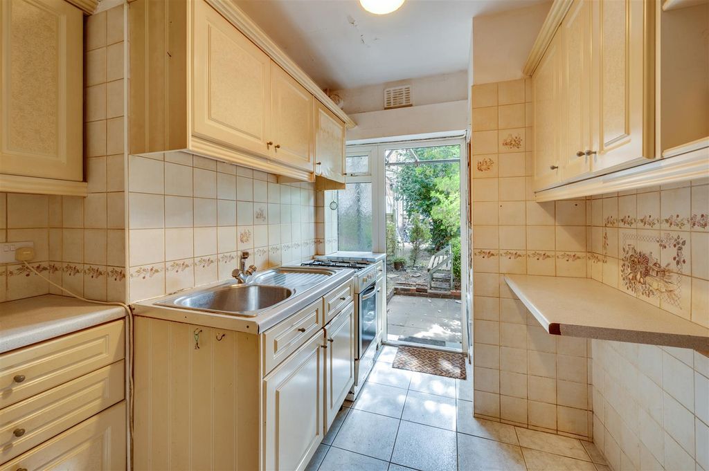 Property photo 3 of 14 Daniels_Rivington Court Longstone Avenue Nw10_002.