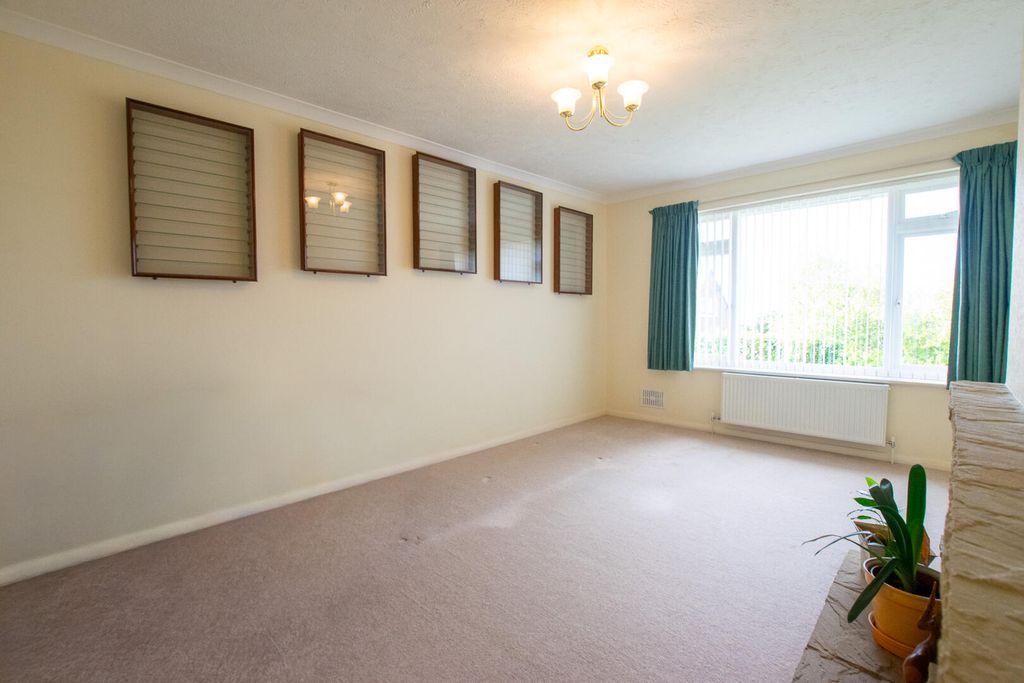 Property photo 3 of 18 Living Room