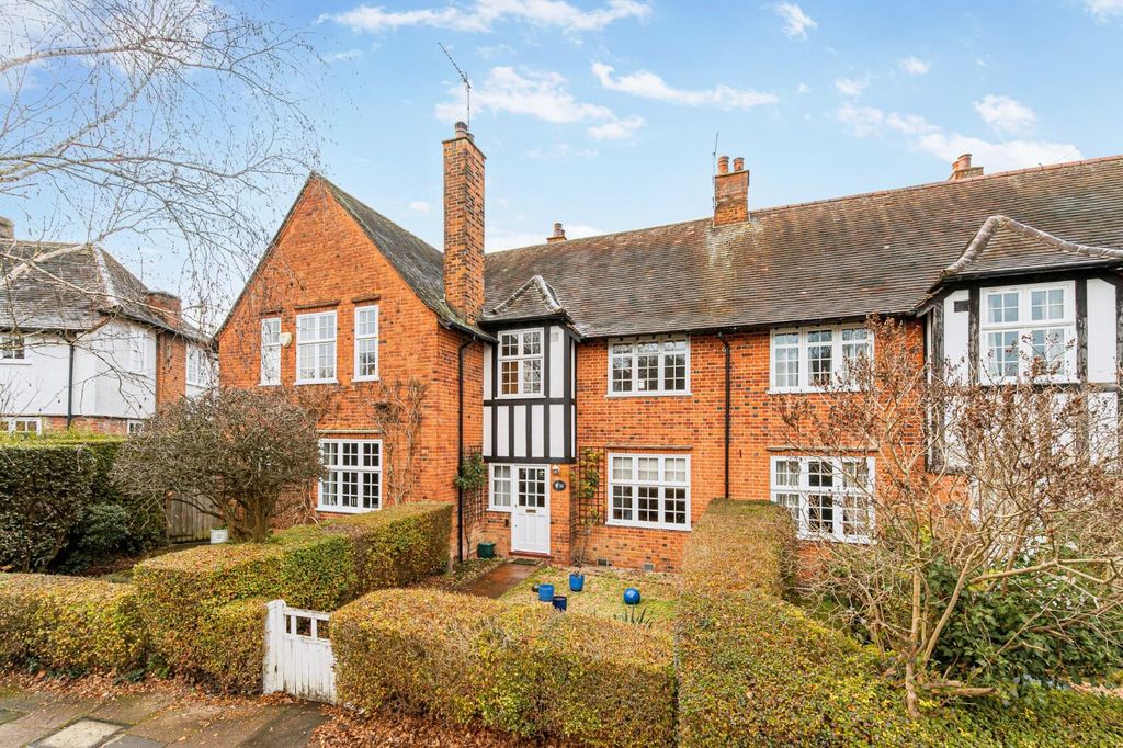 Property photo 1 of 11 32 Holyoake Walk-2.Jpg