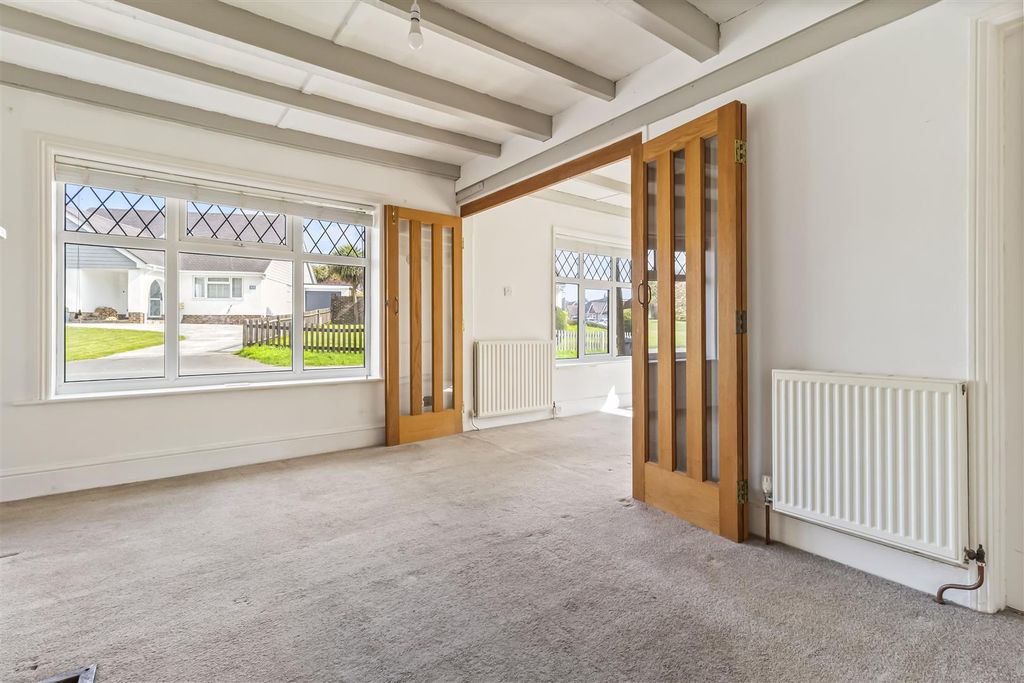 Property photo 3 of 22 9 Half Moon Lane-005.Jpg