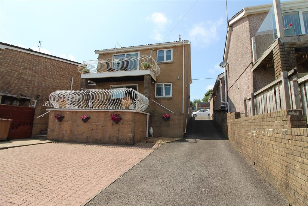 Property photo 1 of 44 Double Off Road Parking