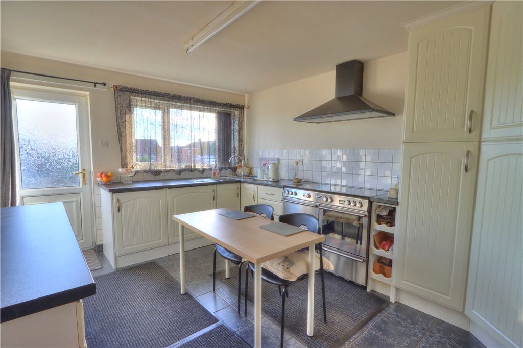 Property photo 3 of 11 Picture No. 12