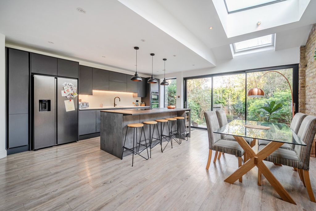 Property photo 2 of 18 1376894-15-6925A2...