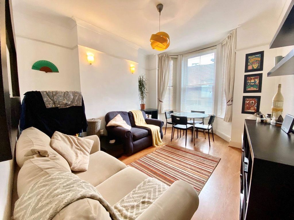 Property photo 1 of 4 A Spacious One Double Bedroom First Floor Flat Set In A Victorian Conversion Within A Short Stroll To Borough Tube Station Offering Easy Access Into The City.