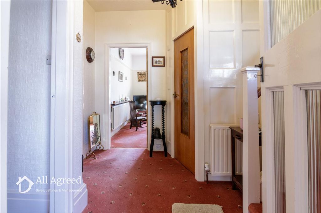 Property photo 3 of 17 Entrance Hall