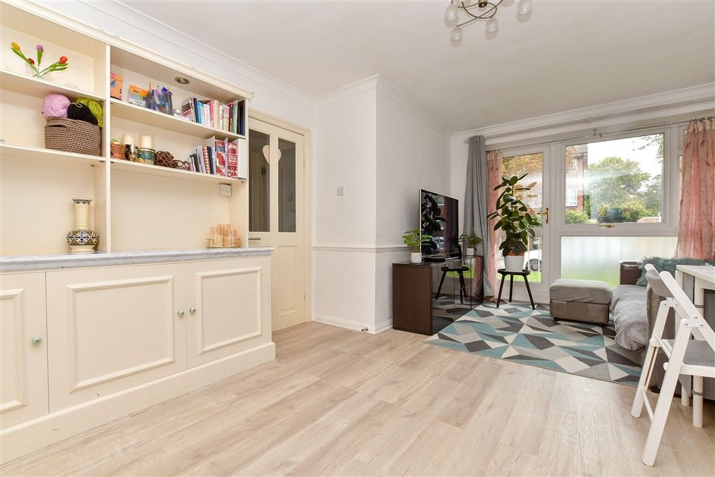 Property photo 1 of 13 Lounge