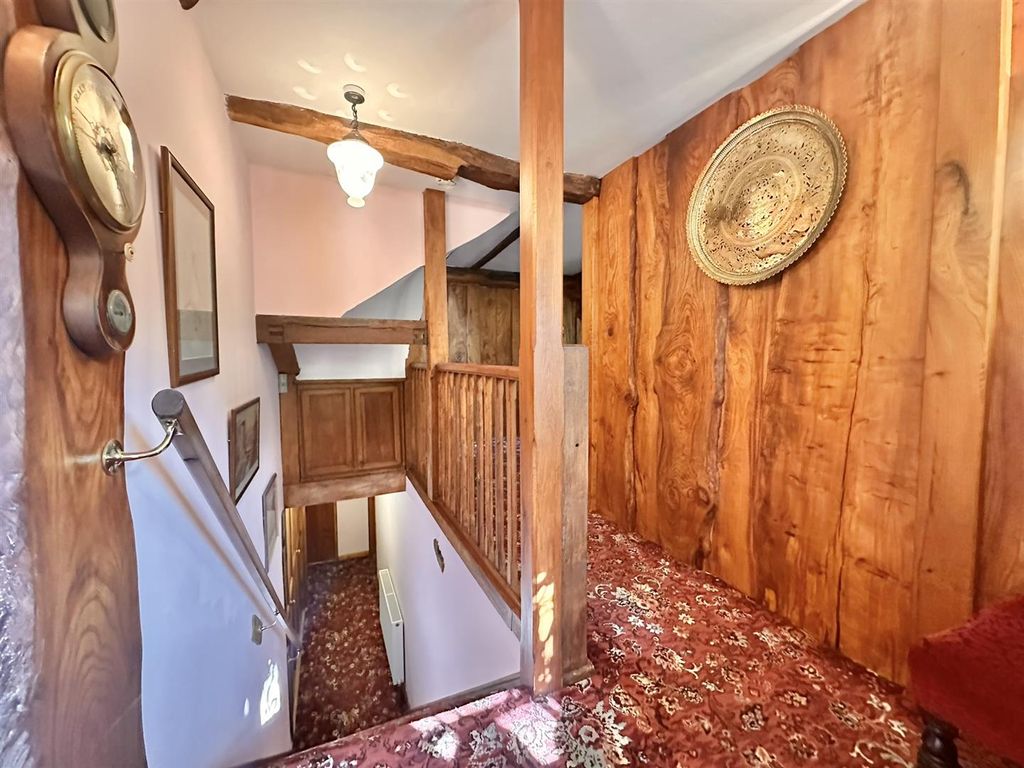 Property photo 3 of 37 Entrance Hall