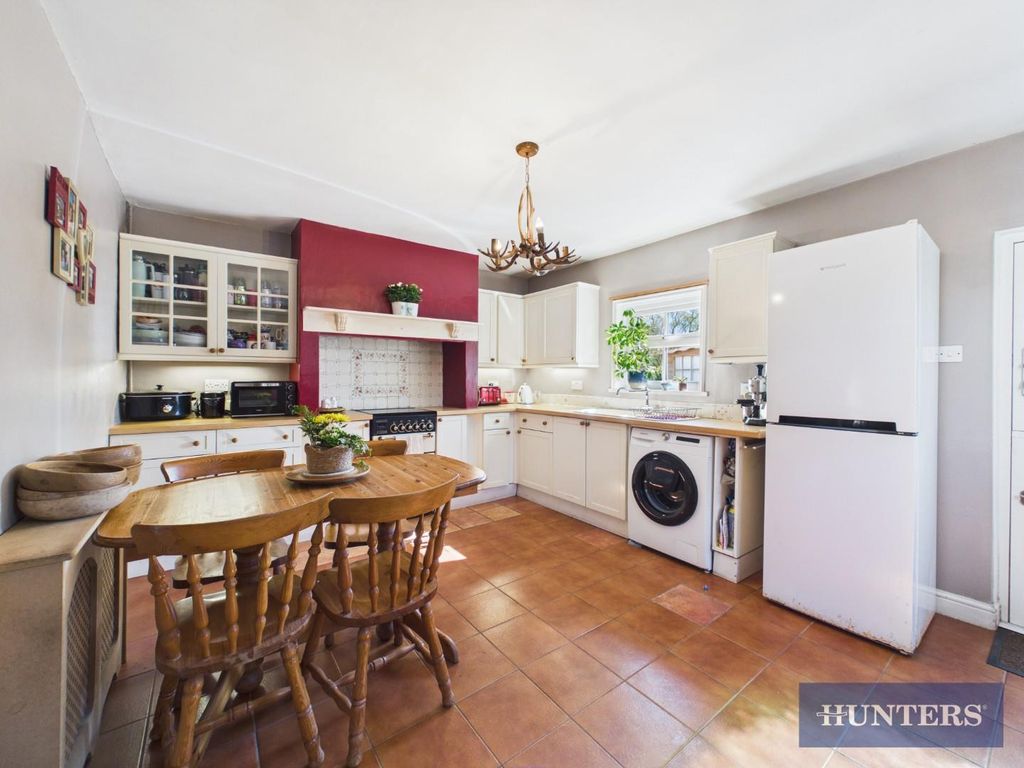 Property photo 3 of 19 Kitchen