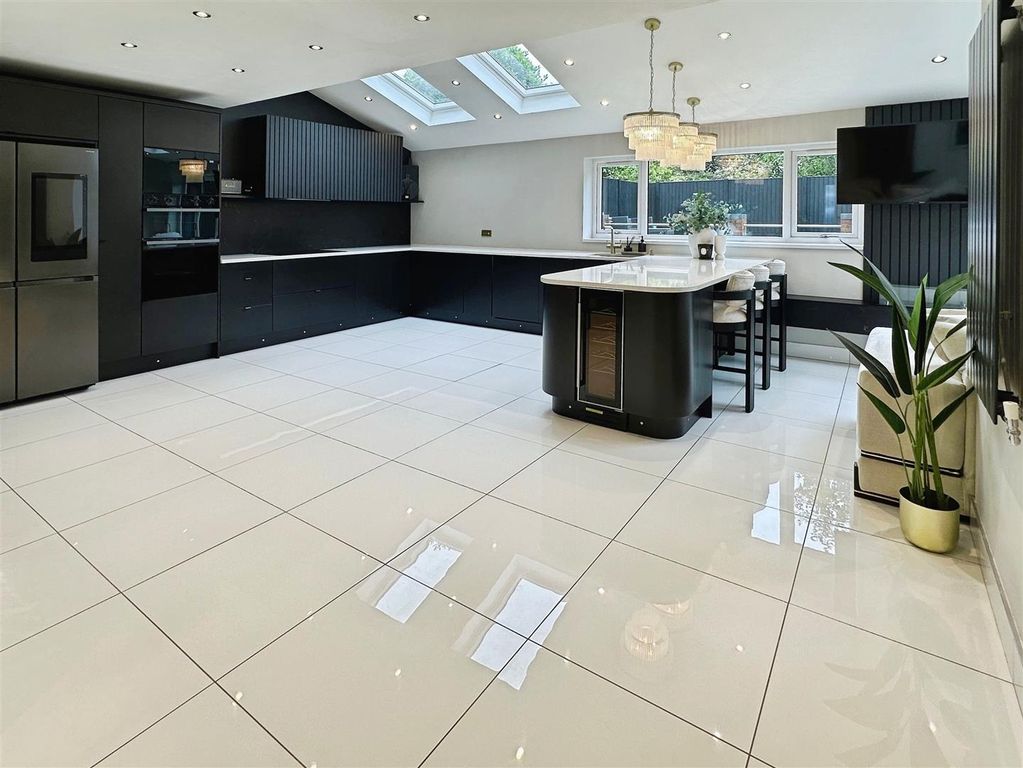 Property photo 3 of 46 Living Kitchen