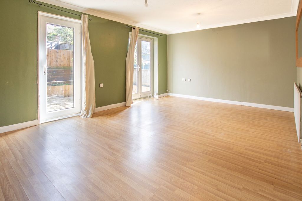 Property photo 3 of 15 Lounge