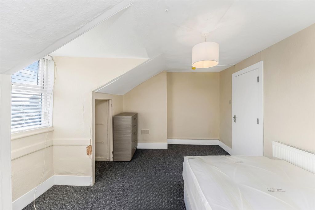 Property photo 2 of 12 425 High Road-2.Jpg