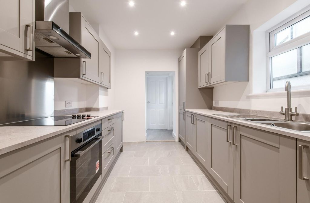 Property photo 2 of 12 Kitchen