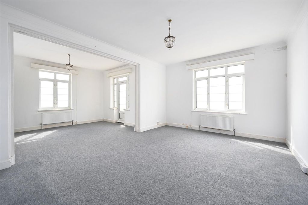 Property photo 3 of 19 Motcombe Court (20).Jpg