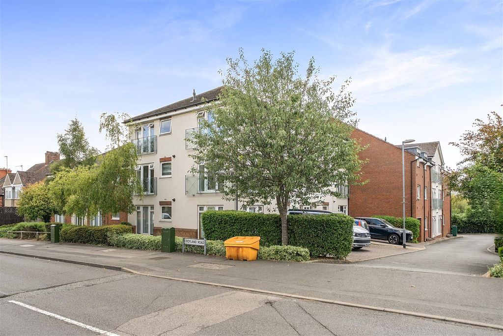 Property photo 1 of 19 Croyland Rd Flat .Jpg
