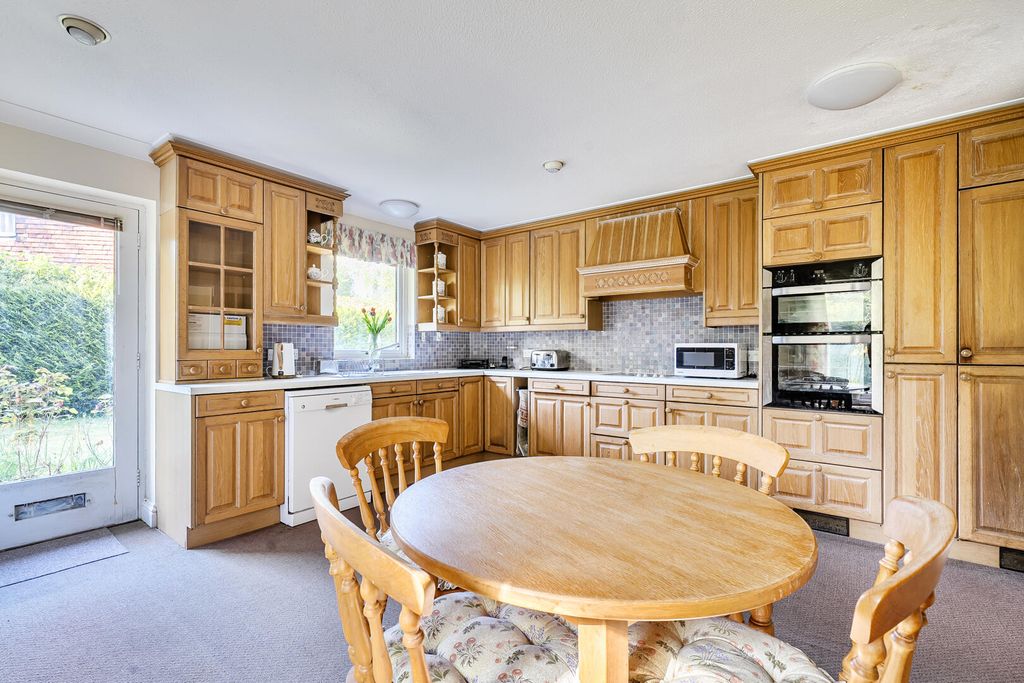 Property photo 3 of 18 Kitchen