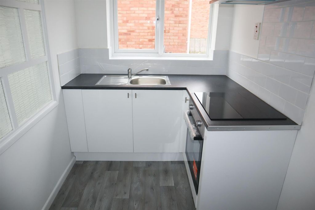 Property photo 3 of 9 Kitchen