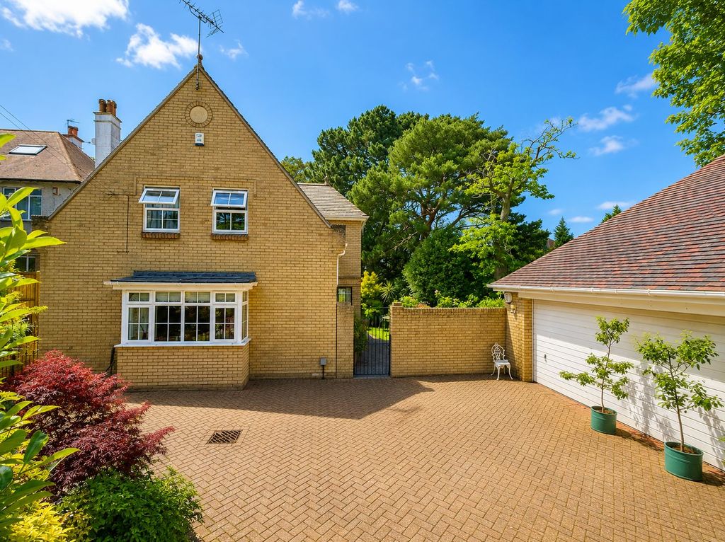 Property photo 2 of 31