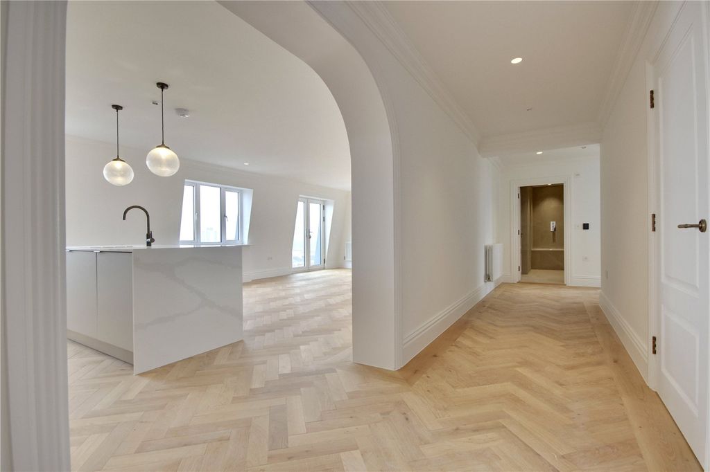 Property photo 3 of 13 Penthouse 29