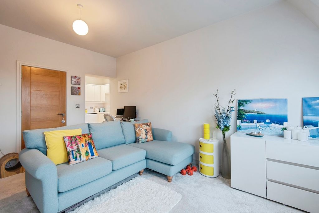 Property photo 1 of 19 Lounge