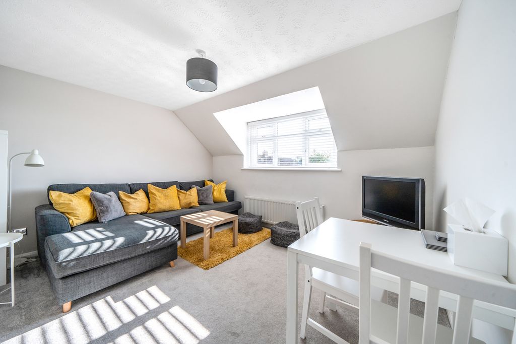 Property photo 3 of 12 Lounge