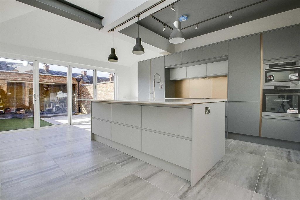 Property photo 1 of 30