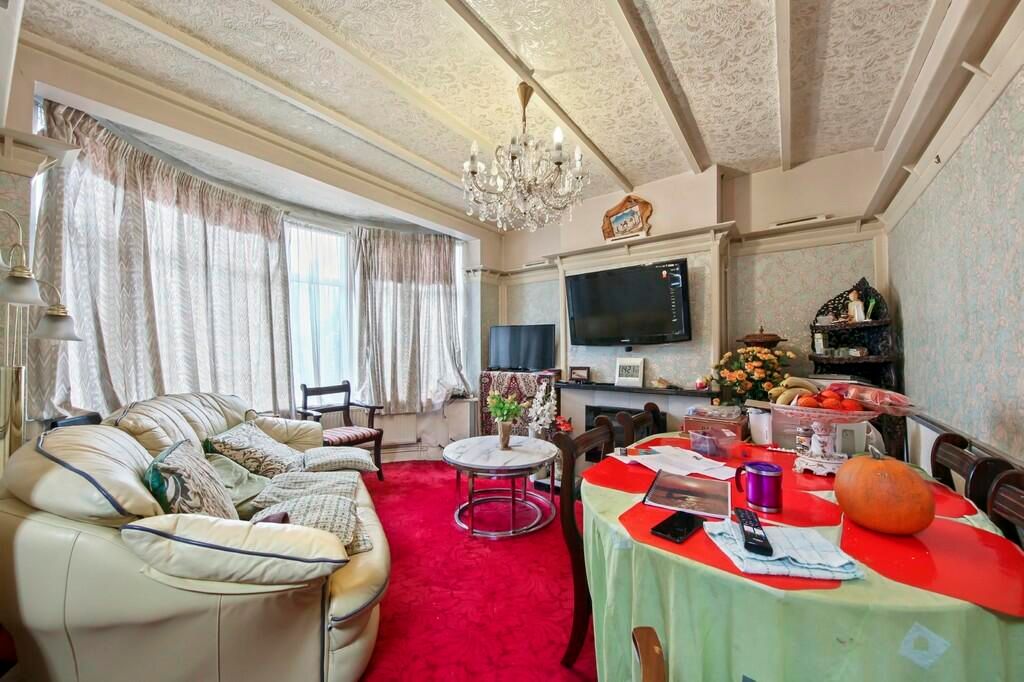 Property photo 2 of 14 Grove Gardens, London, Nw4 4Sa P2