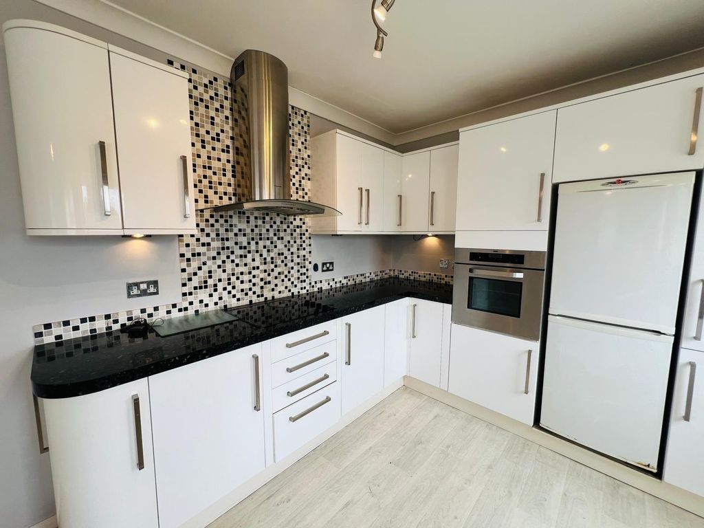Property photo 2 of 11 Kitchen