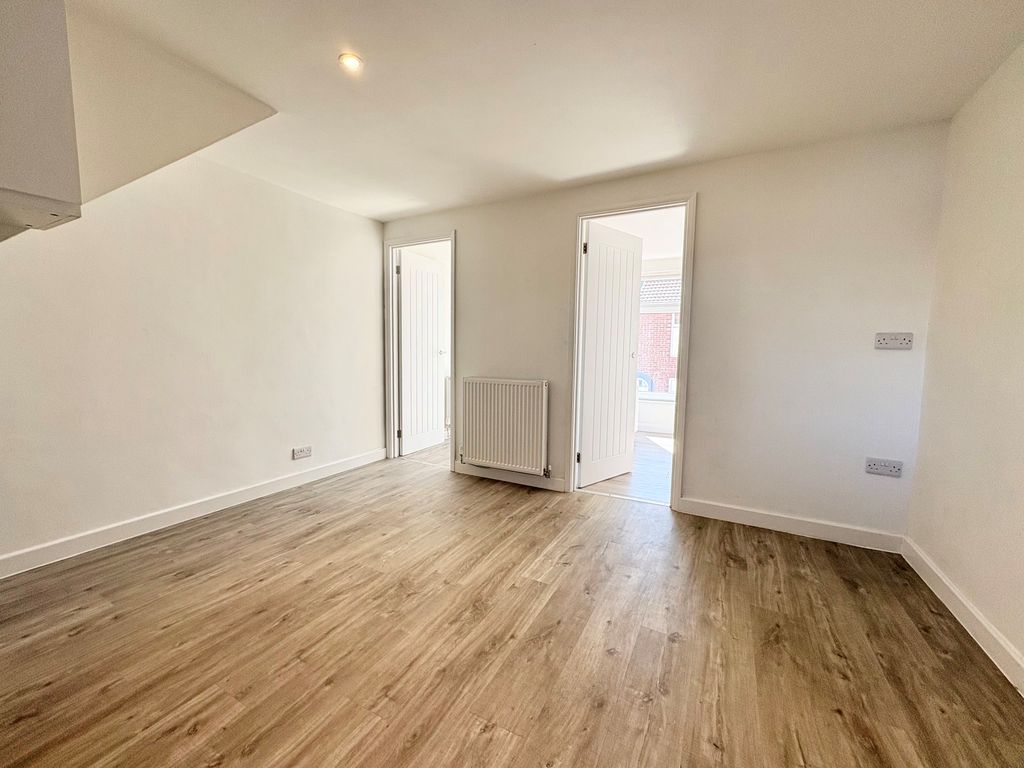 Property photo 3 of 8 Lounge