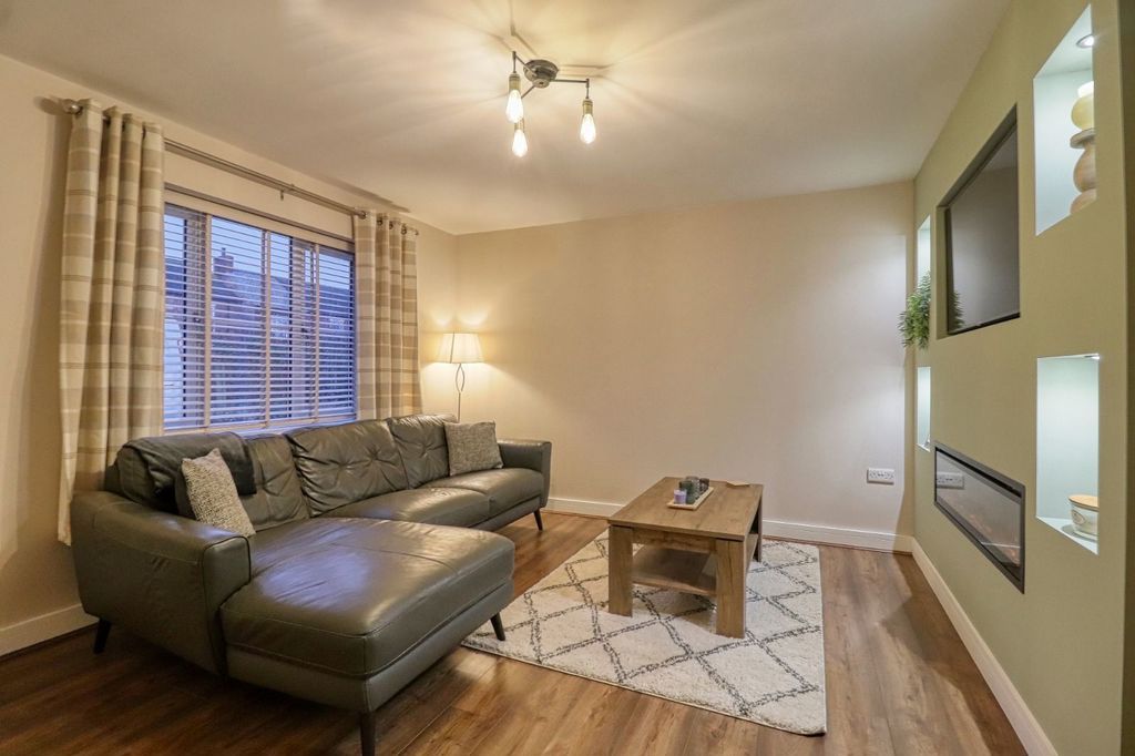 Property photo 3 of 17 Lounge