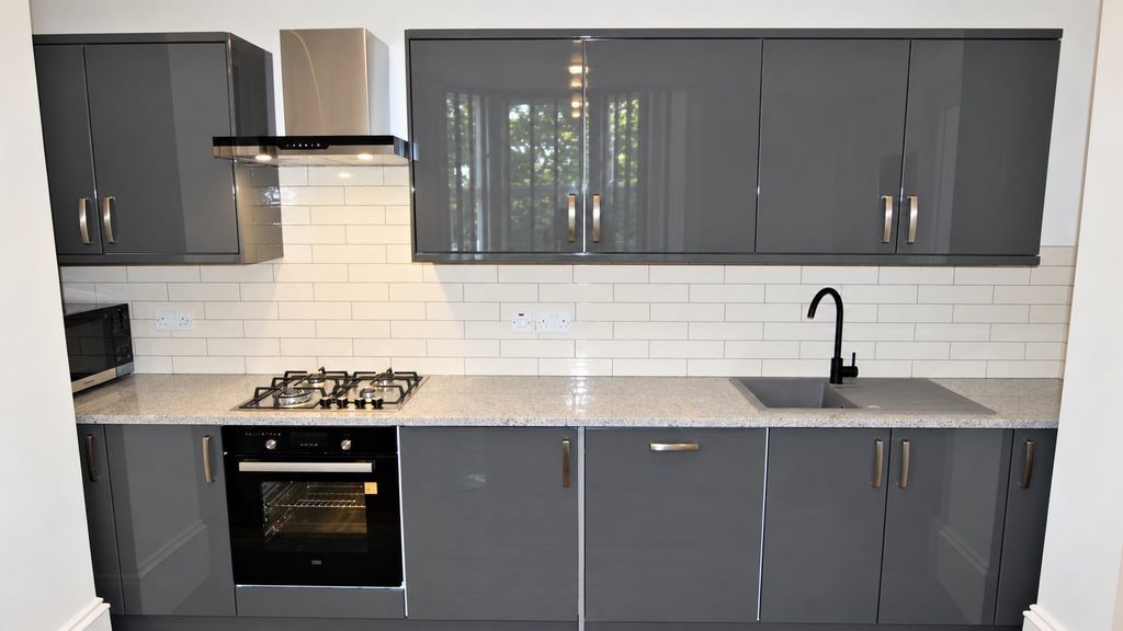 Property photo 3 of 12 Kitchen