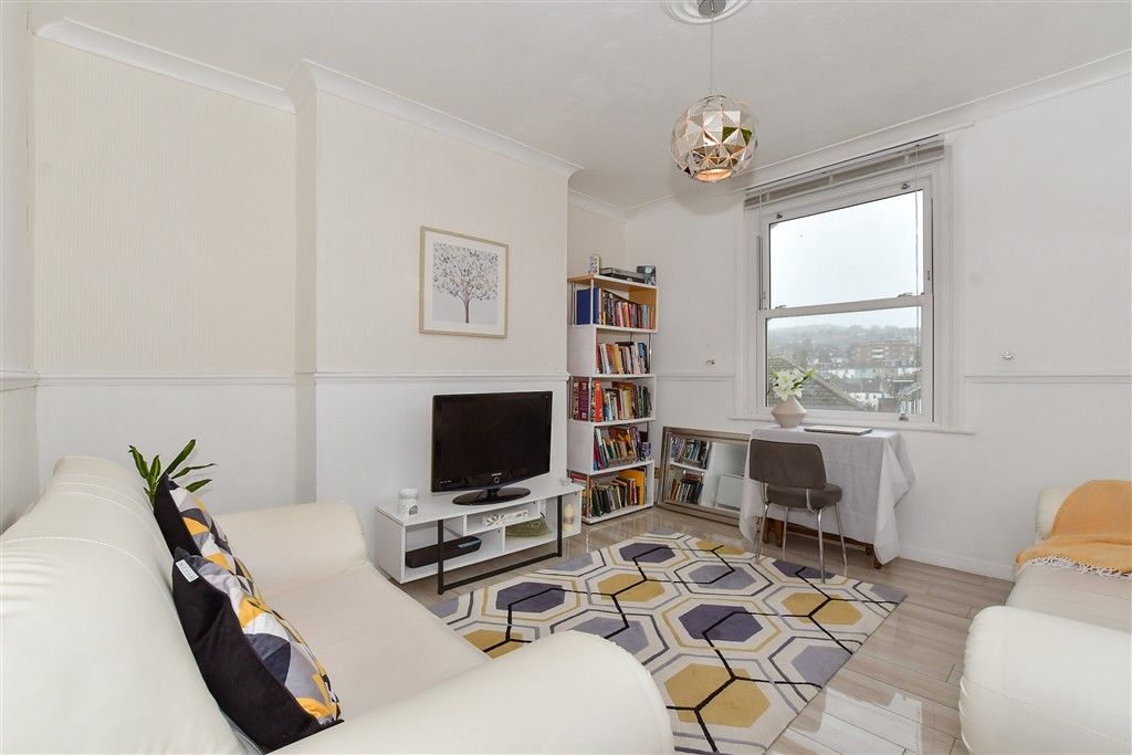 Property photo 1 of 13 Lounge