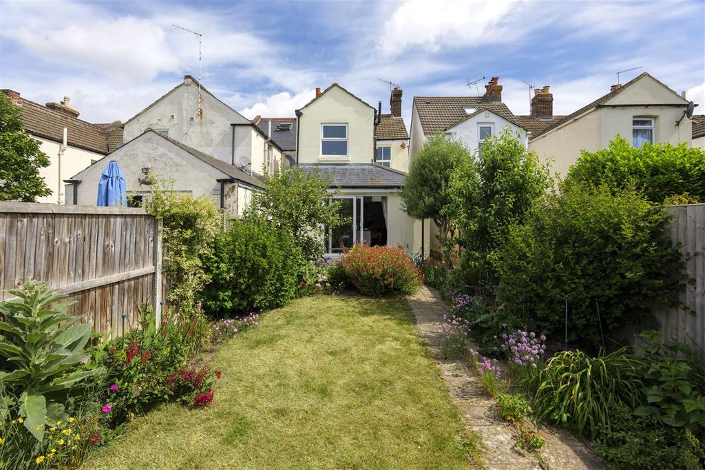 Property photo 2 of 27