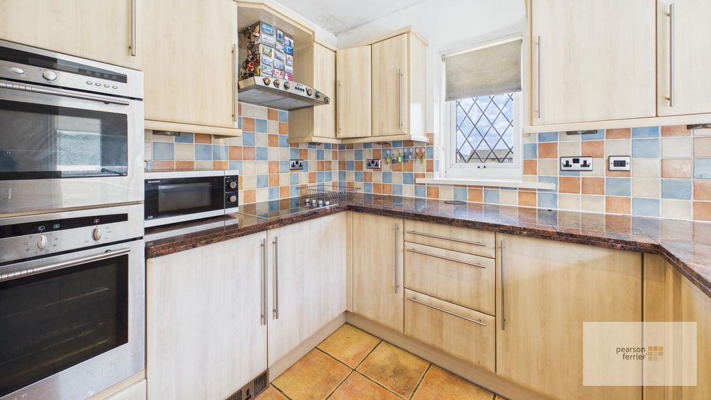 Property photo 3 of 10 Kitchen