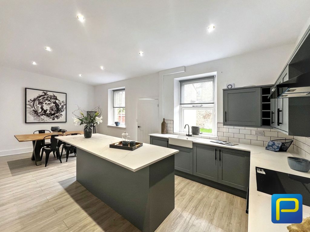 Property photo 2 of 28