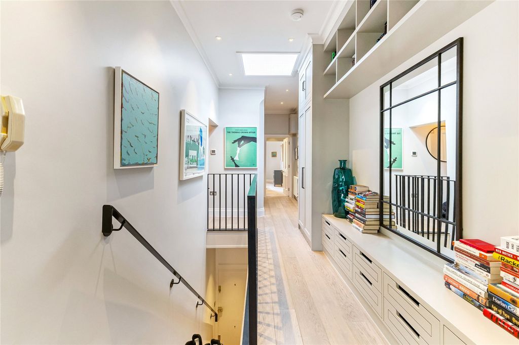 Property photo 2 of 24 Hallway