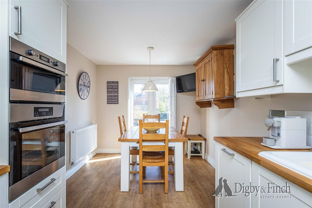 Property photo 2 of 21 Dining Kitchen