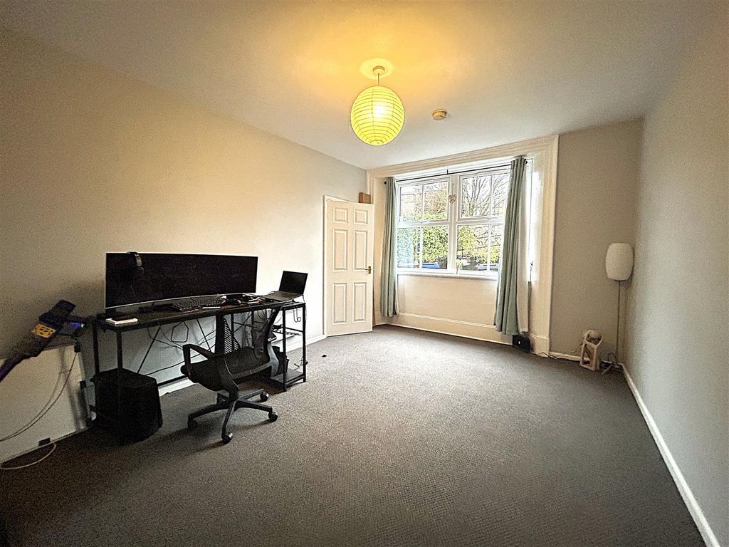 Property photo 3 of 8 Lounge