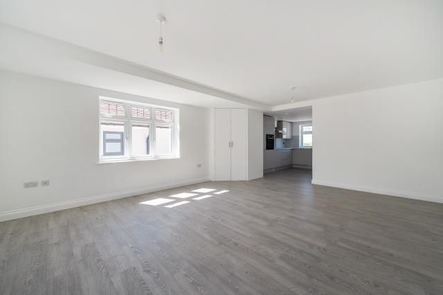 2 bed flat for saleSquirrel Lane, Winkfield, Windsor SL4 photo 4