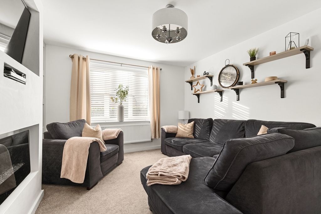 Property photo 3 of 30 Lounge