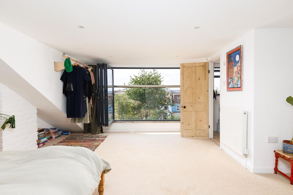 Property photo 3 of 42 68 Carlyle Road-1.Jpg