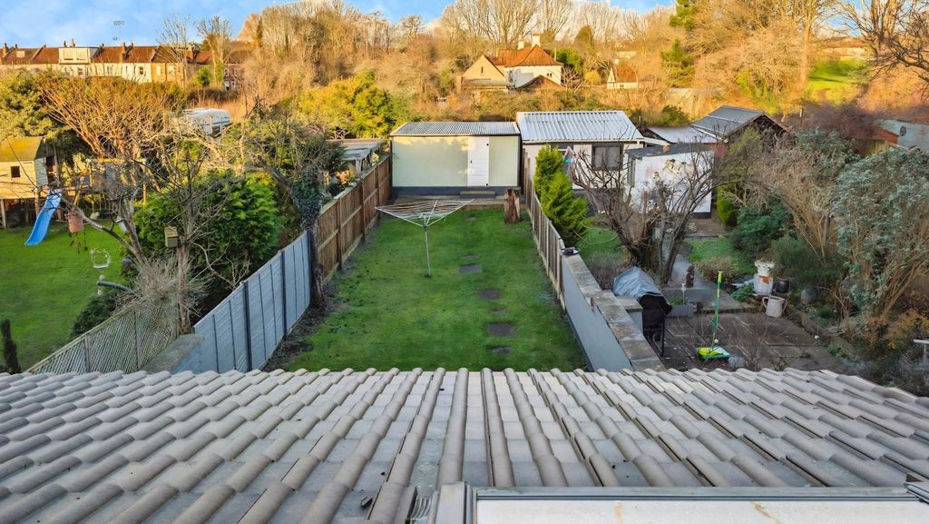 Property photo 3 of 24 68E7c4c9-Pxl_20251219_092003694.Jpg